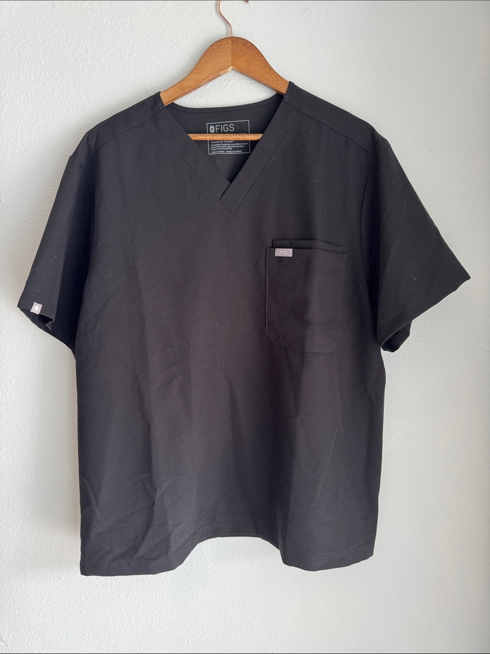 Figs Men’s V-Neck Short Sleeve Top - Black